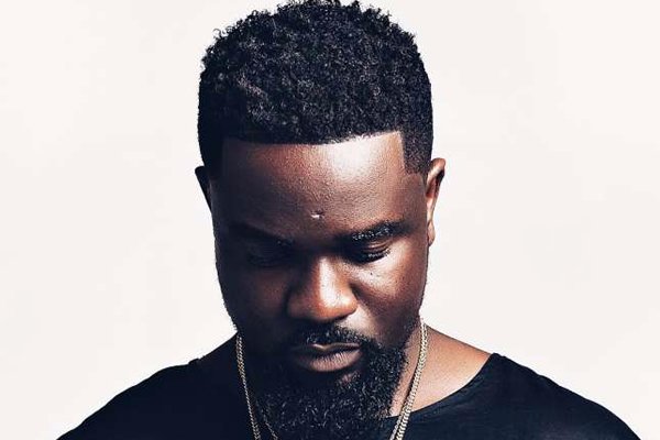 Video: Make money; whether just or illegal – Sarkodie preaches in new song