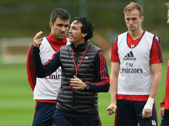 Emery denies Arsenal communication  problems.