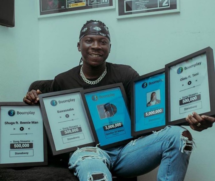 Stonebwoy Receives Plaques For Rocking The Biggest Numbers On Boomplay – (Video)