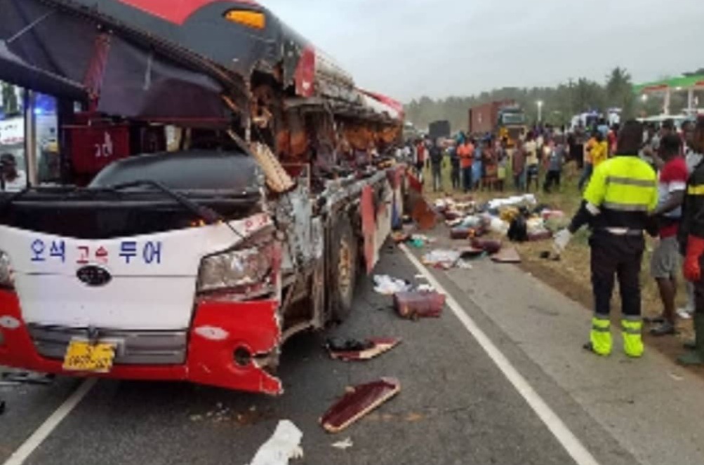 So sad: As five years old child looking for dead mother in an Accident.