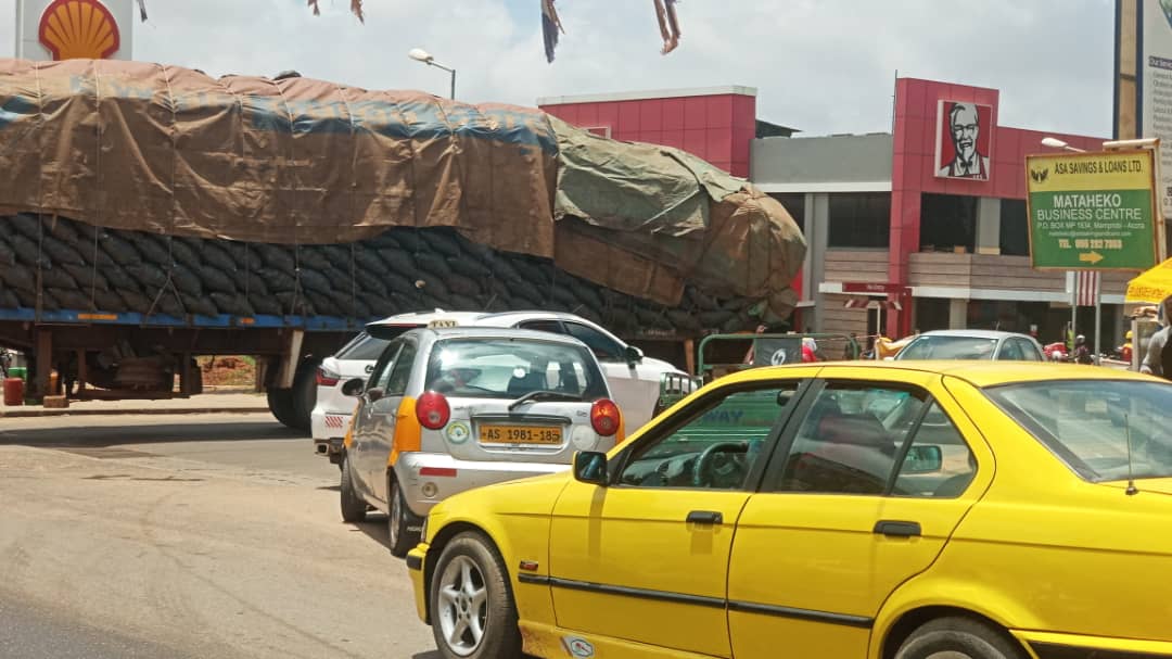 Charcoal Truck Causes Massive Traffic Due to Overturn