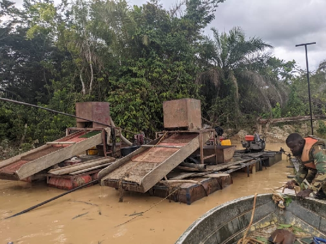 Soldiers-fighting-galamsey